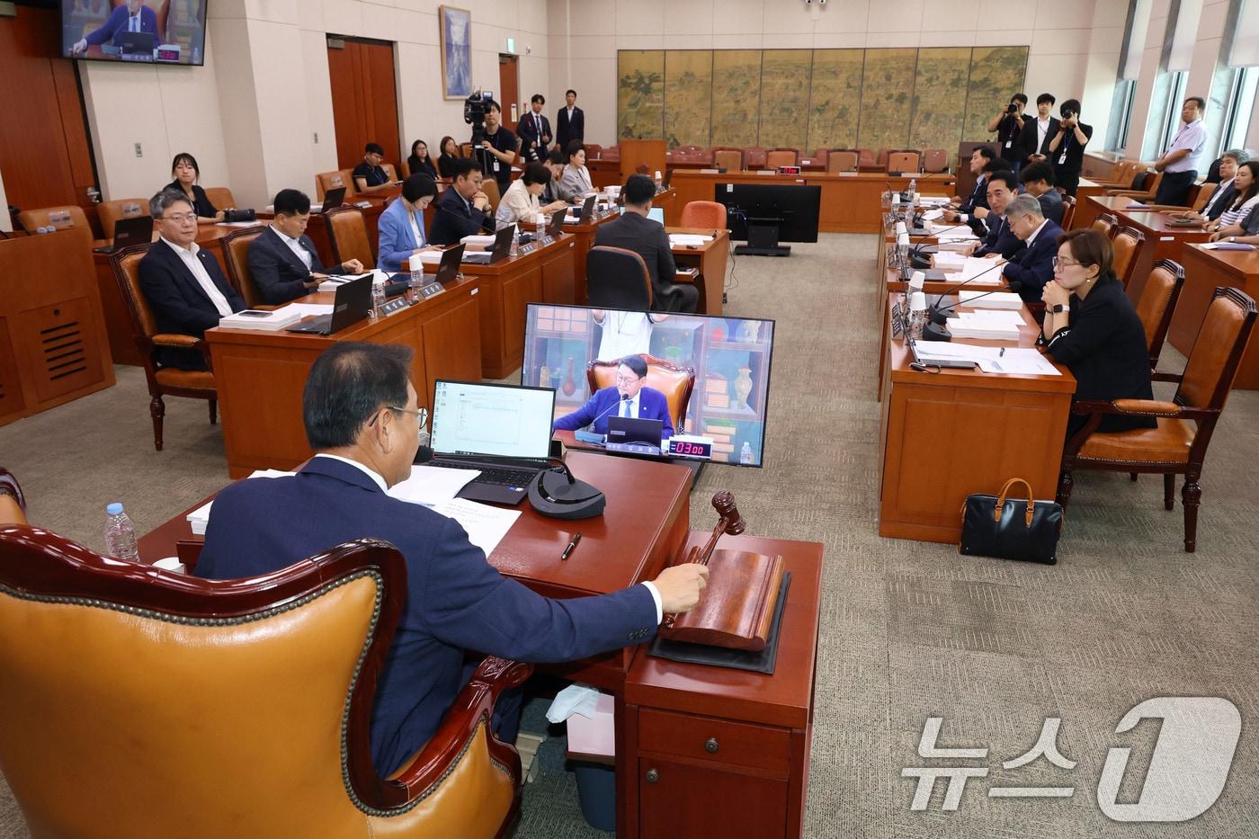 22일 오후 서울 여의도 국회에서 열린 문화체육관광위원회 전체회의에서 김교흥 위원장이 의사봉을 두드리며 최휘영 문화체육관광부 장관 후보자 인사청문회 실시계획서 채택의 건을 가결하고 있다. 2025.7.22/뉴스1 ⓒ News1 이광호 기자