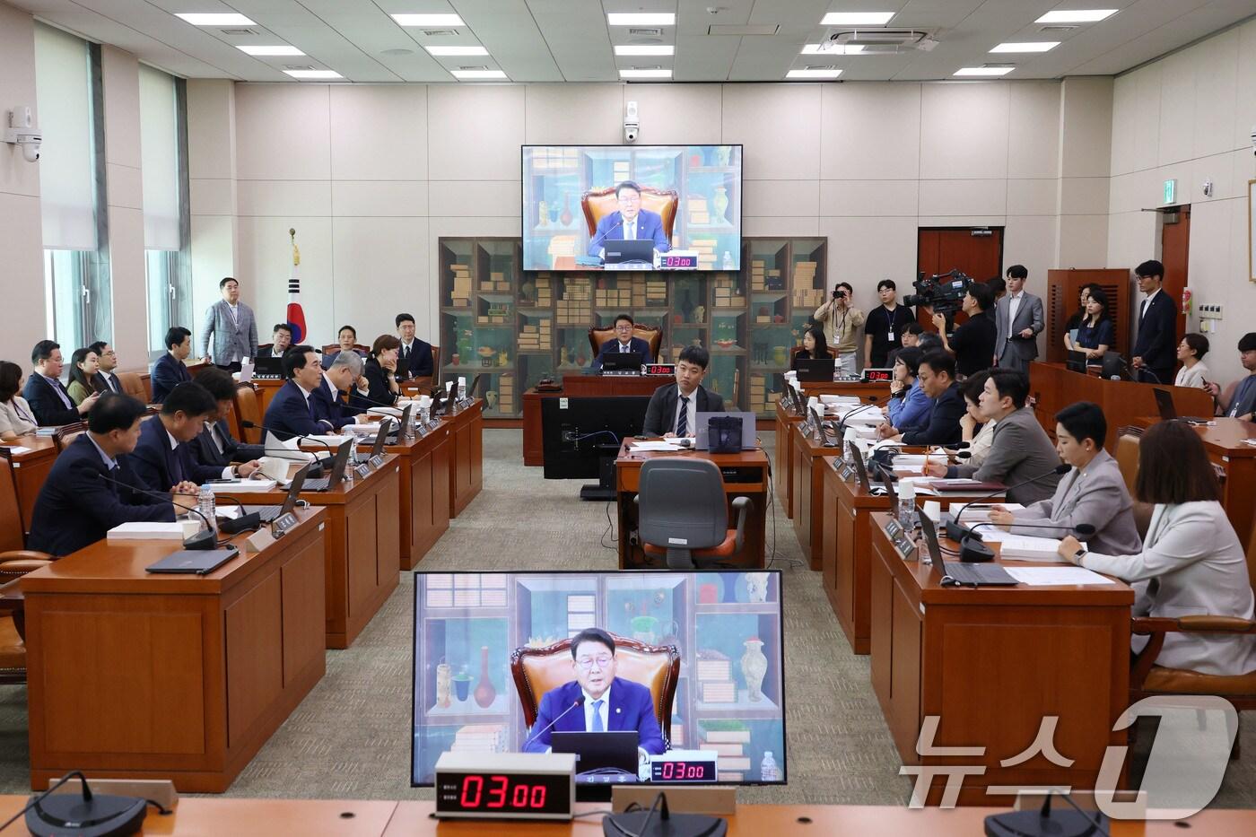 22일 오후 서울 여의도 국회에서 열린 문화체육관광위원회 전체회의에서 김교흥 위원장이 발언하고 있다. 이날 최휘영 문화체육관광부 장관 후보자 인사청문회 실시계획서 채택의 건은 가결됐으나 증인 및 참고인 출석요구의 건은 여야 간사간 합의 불발로 채택되지 못했다. (사진은 기사 내용과 무관함)  2025.7.22/뉴스1 ⓒ News1 이광호 기자