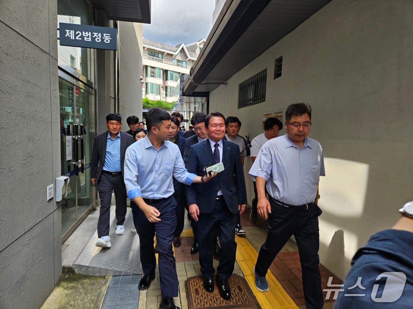 본문 이미지 - 신경호 강원도교육감이 22일 춘천지법에서 열린 결심 공판을 마친 뒤 기자의 질문에 아무런 답변을 하지 않은 채 법정을 빠져나가고 있다.2025.7.22 한귀섭 기자