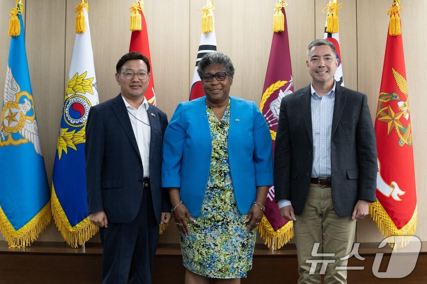 한미 국방부는 22일 서울에서 제57차 한미 군수협력위원회 회의를 개최했다고 밝혔다. 이갑수 국방부 군수관리관(왼쪽)이 제57차 한미 군수협력위원회 회의에서 리사 스미스 미합중국 국방부 품목지원부 차관보(가운데), 프레드릭 크리스트 주한미군사 군수참모부장 육군소장과 함께 기념 촬영을 하고 있다. (국방부 제공. 재판매 및 DB 금지) 2025.7.22/뉴스1 ⓒ News1 이연주 기자