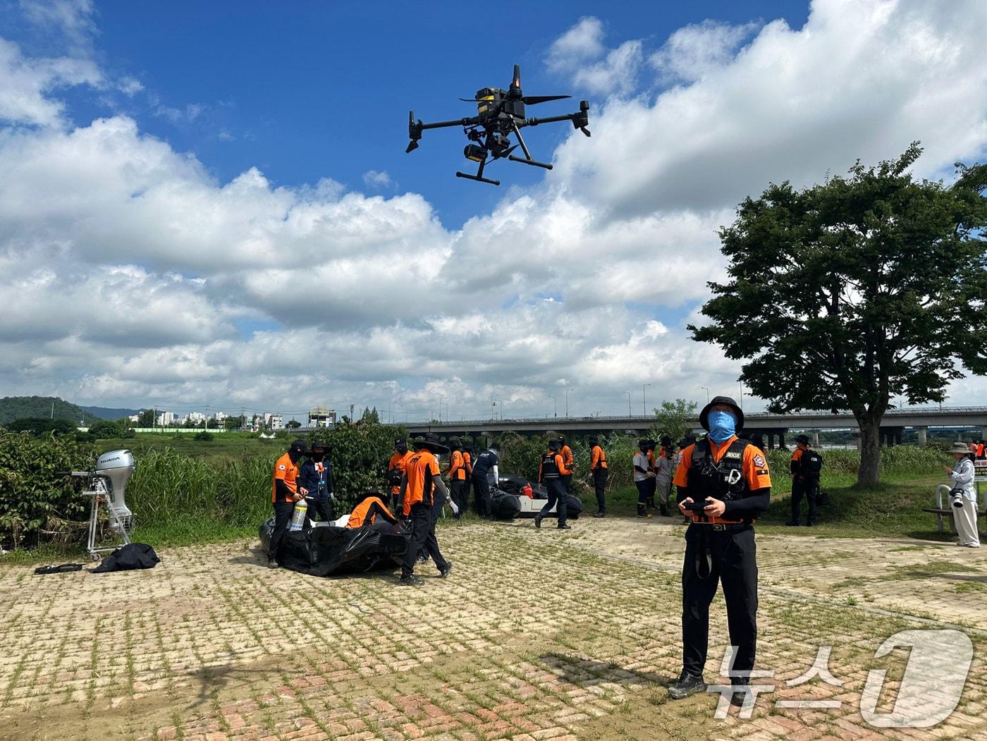 본문 이미지 - 광주시 소방안전본부 119 구조대원들이 22일 소방드론을 활용해 집중호우 실종자 수색을 벌이고 있다.&#40;광주시 제공. 재판매 및 DB 금지&#41; 2025.7.22/뉴스1 ⓒ News1 박준배 기자