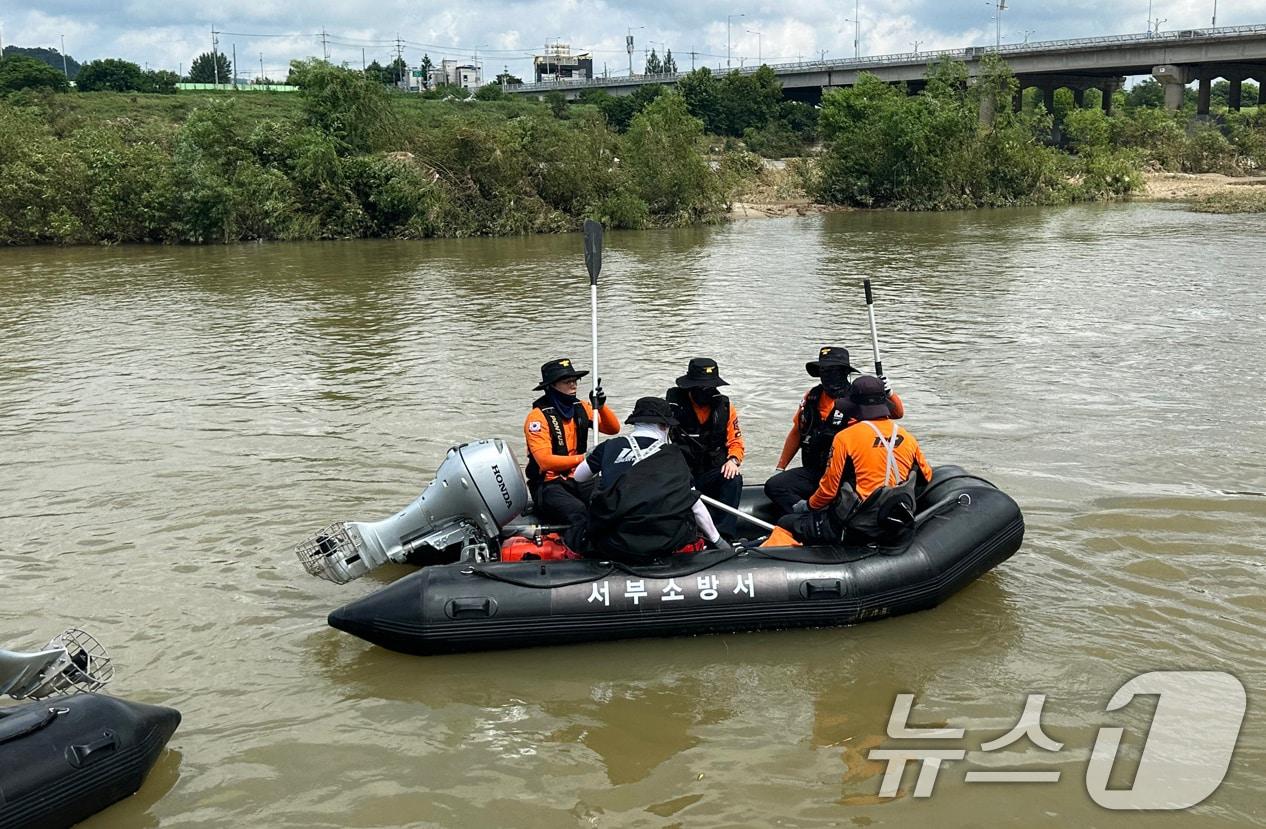 본문 이미지 - 광주시 소방안전본부 119 구조대원들이 22일 구조보트를 타고 집중호우로 실종된 실종자 수색을 벌이고 있다.&#40;광주시 제공. 재판매 및 DB 금지&#41; 2025.7.22/뉴스1 ⓒ News1 박준배 기자