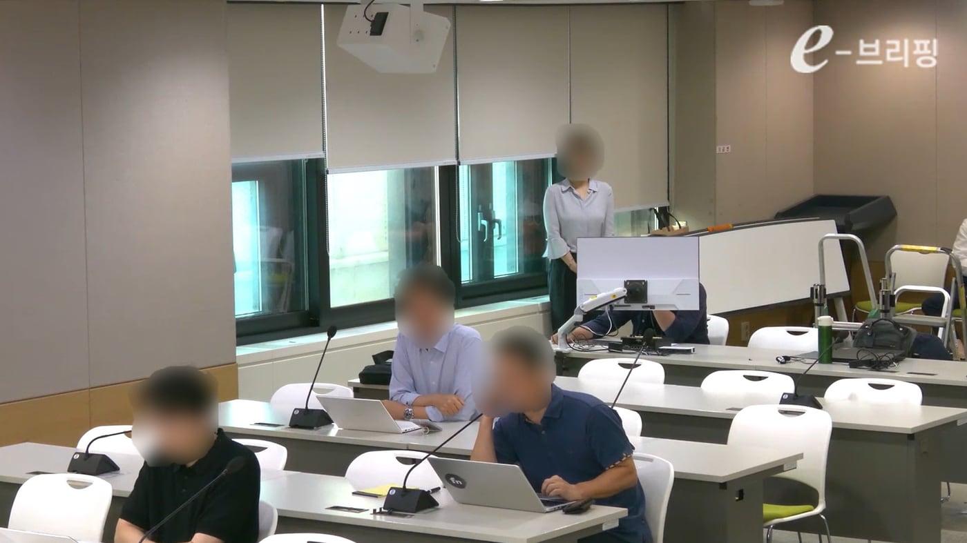 지난 21일 통일부 정례브리핑에서 질문하는 기자를 촬영하는 모습.(e-브리핑시스템 캡처)