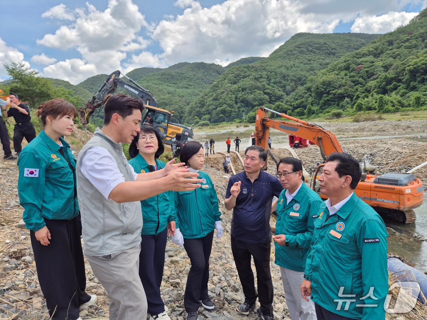 본문 이미지 - 울산시의회 문화복지환경위원회가 22일 지난 울주군 일원 송수관로 복구 작업이 진행 중인 무동교 인근의 현장을 찾아 상황을 점검하고 대응 체계를 확인했다고 밝혔다.(울산시의회 제공. 재판매 및 DB금지)/뉴스1