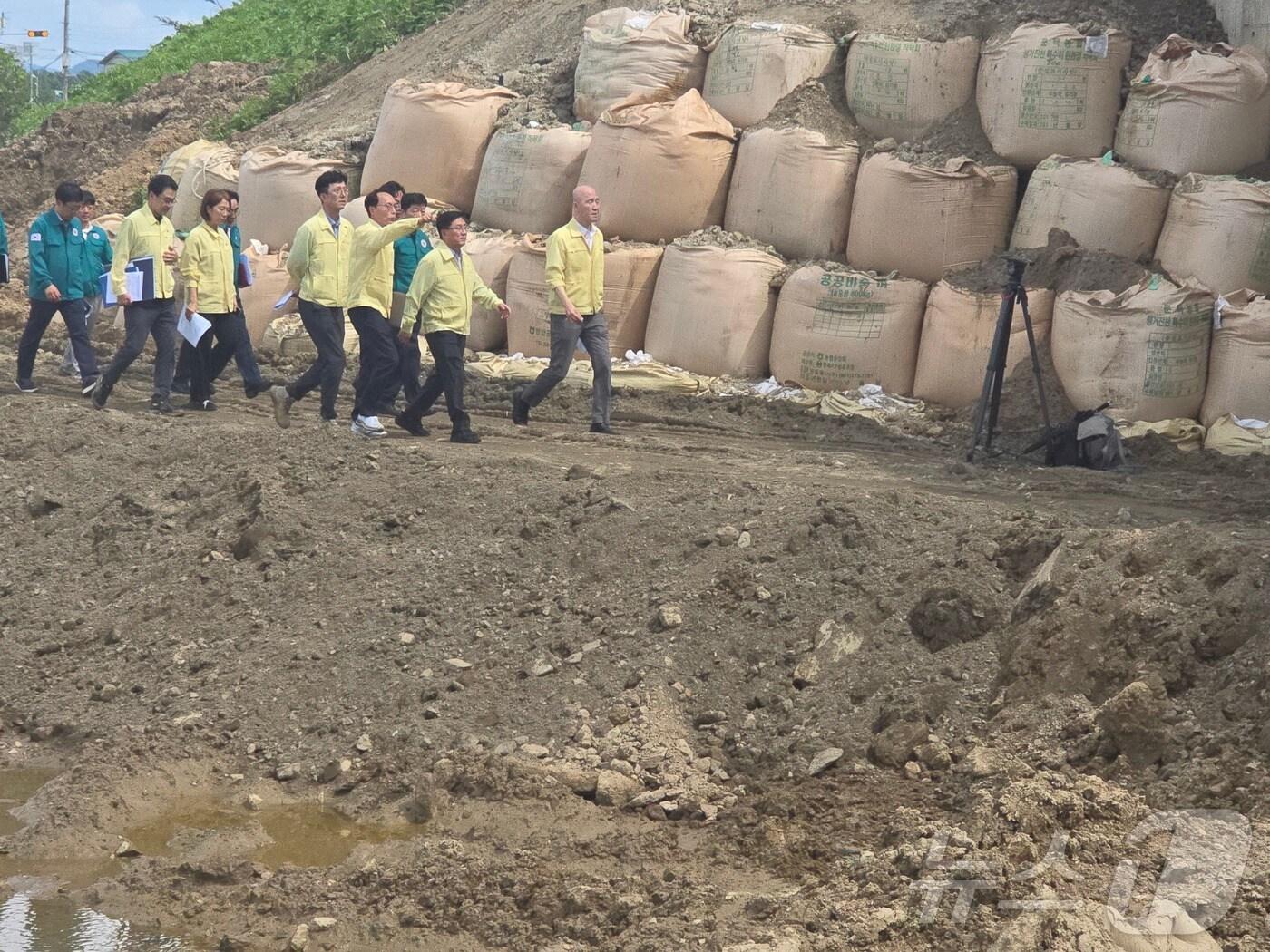 본문 이미지 - 김성환 신임 환경부 장관이 22일 오후 충남 예산 별리 구만교 앞 수해 제방붕괴 복구 현장을 찾았다. 취임 뒤 첫 현장 행보다. 2025.7.22/뉴스1 ⓒ News1 황덕현 기후환경전문기자