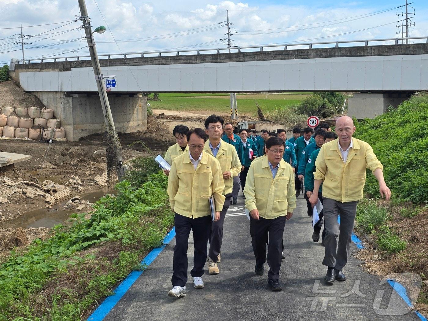 본문 이미지 - 김성환 신임 환경부 장관이 22일 오후 충남 예산 별리 구만교 앞 수해 제방붕괴 복구 현장을 방문해 점검을 하고 있다. 취임 뒤 첫 현장 행보다. 2025.7.22/뉴스1 ⓒ News1 황덕현 기후환경전문기자