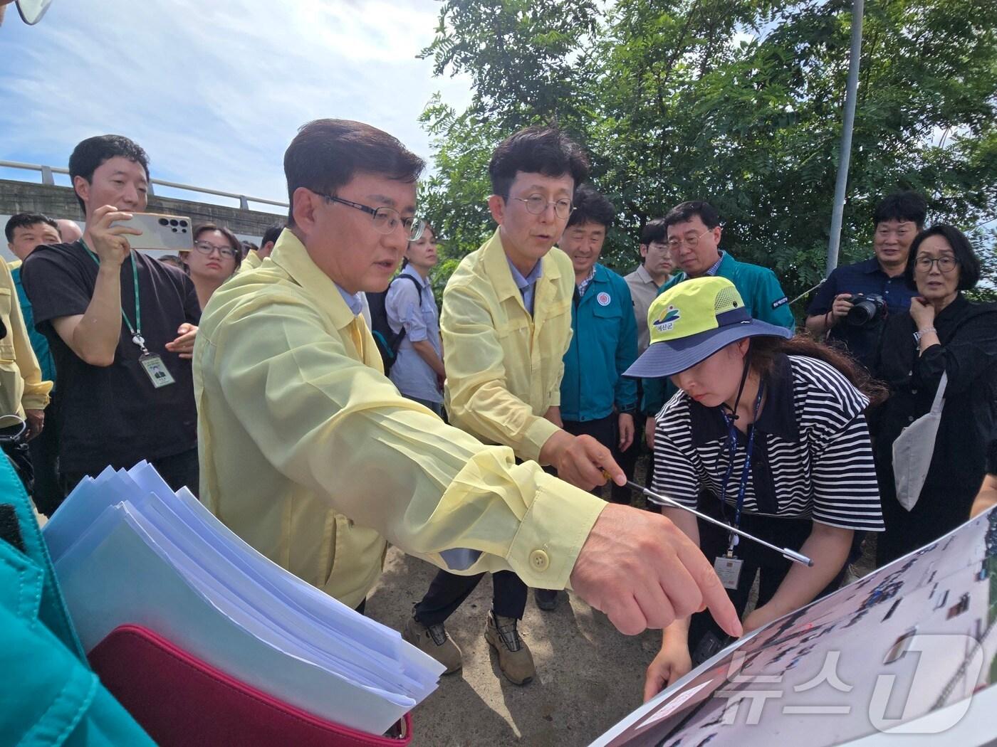 본문 이미지 - 김성환 신임 환경부 장관이 22일 오후 충남 예산 별리 구만교 앞 수해 제방붕괴 복구 현장을 방문해 점검을 하고 있다. 취임 뒤 첫 현장 행보다. 2025.7.22/뉴스1 ⓒ News1 황덕현 기후환경전문기자