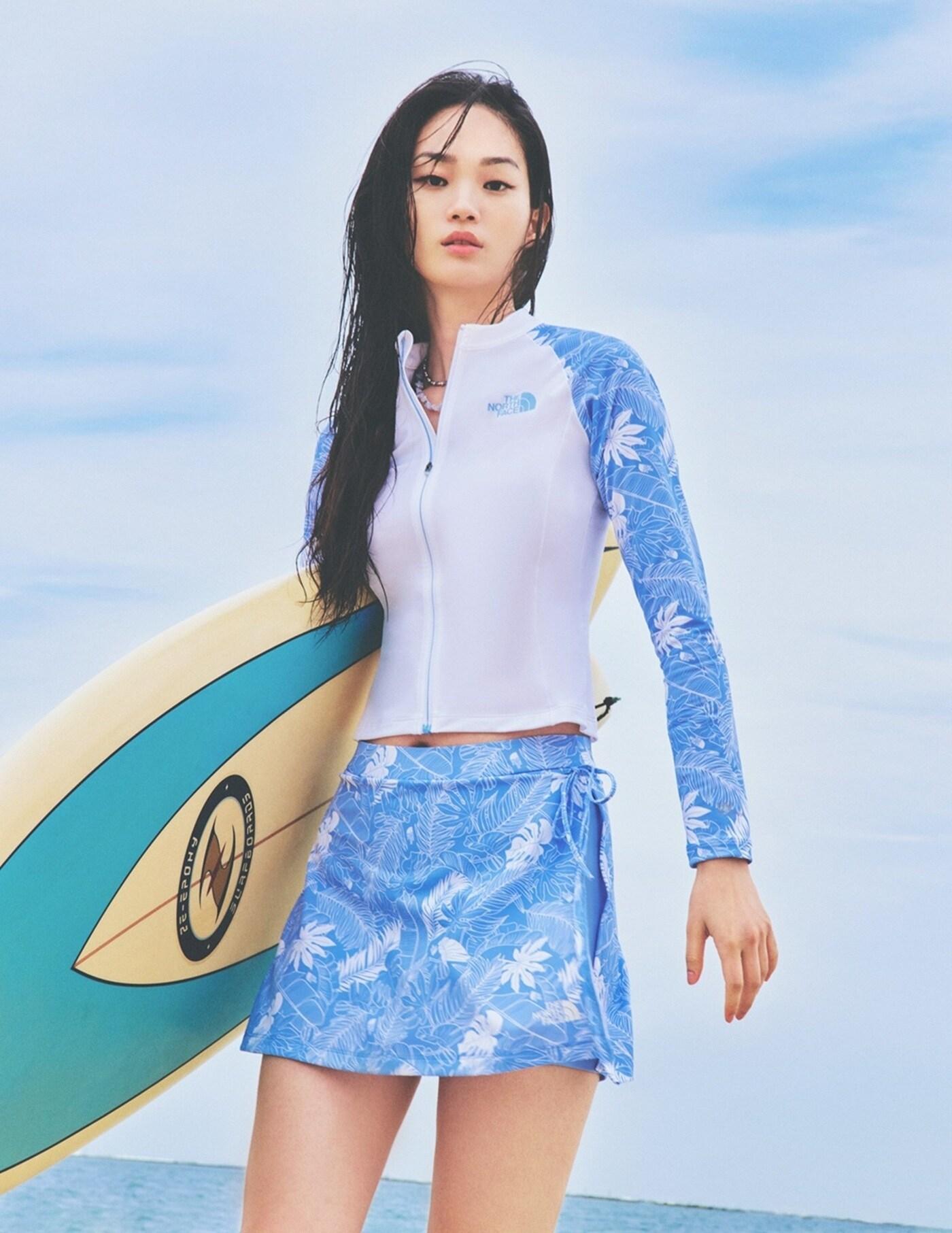 본문 이미지 - 여성용 웨이비 프린트 래시가드와 여성용 웨이비 랩스커트를 착용한 노스페이스 홍보대사 신현지.(노스페이스제공)