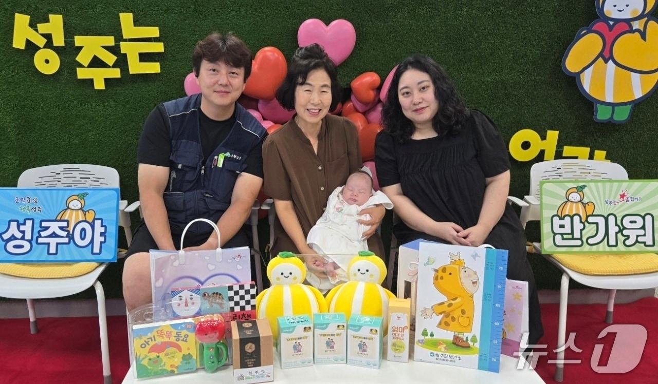 본문 이미지 - 성주군 '찾아가는 산부인과' 1000번째 출생아 축하행사(성주군 제공. 재판매 및 DB금지)/뉴스1