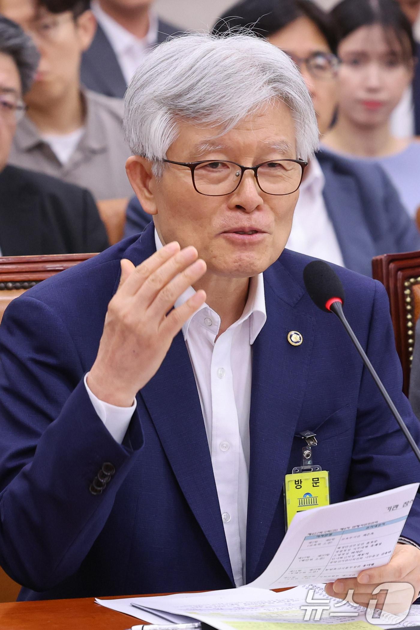 본문 이미지 - 최동석 인사혁신처장이 서울 여의도 국회에서 열린 법제사법위원회 제427회국회(임시회) 제4차 전체회의에 출석한 모습. 2025.7.22/뉴스1 ⓒ News1 안은나 기자