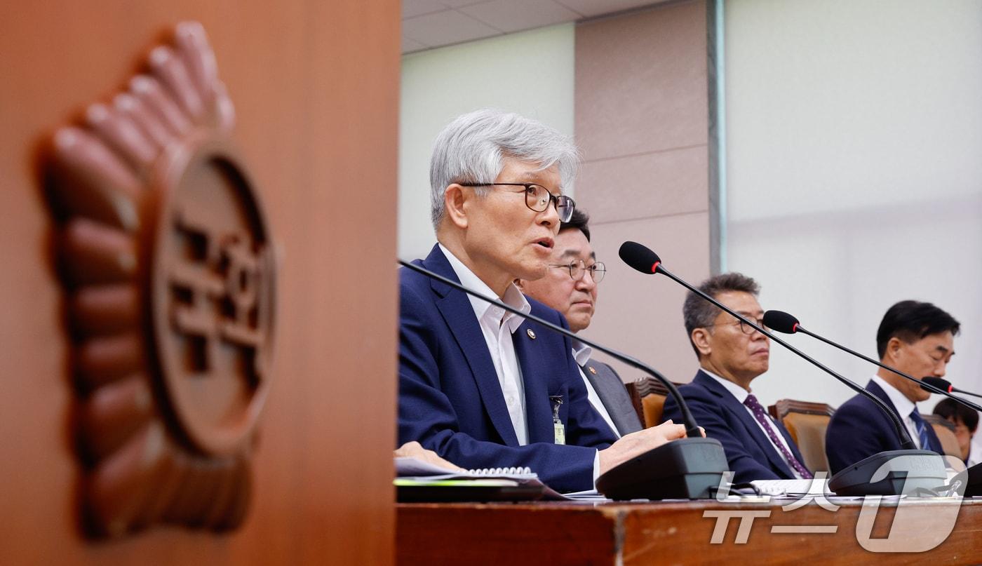 최동석 인사혁신처장이 지난 22일 오후 서울 여의도 국회에서 열린 법제사법위원회 제427회국회(임시회) 제4차 전체회의에 출석해 신동욱 국민의힘 의원 질의에 답하고 있다. 2025.7.22/뉴스1 ⓒ News1 안은나 기자