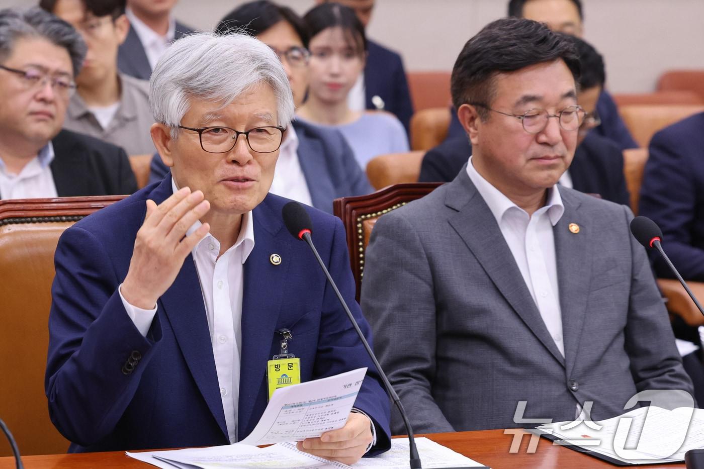 최동석 인사혁신처장이 22일 오후 서울 여의도 국회에서 열린 법제사법위원회 제427회국회(임시회) 제4차 전체회의에 출석해 신동욱 국민의힘 의원 질의에 답하고 있다. 2025.7.22/뉴스1 ⓒ News1 안은나 기자