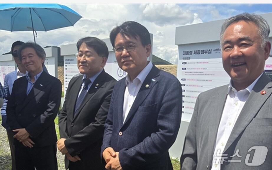 본문 이미지 - 22일 오후 세종시 세종동 국회 세종의사당 예정지를 방문한 황운하 국회의원&#40;오른쪽서 두 번째&#41; /뉴스1