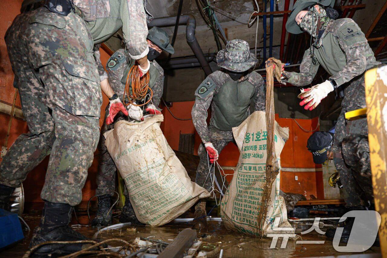 본문 이미지 - 광주 31시단 군 장병들이 22일 북구 신안교 일대를 비롯해 운암2동·용전동·용강동·문화동, 서구 서창동·마륵동, 동구 학운동, 광산구 평동·신창동·임곡동·어룡동·하남동 등에서 수해 복구 활동을 펼치고 있다.&#40;광주시 제공. 재판매 및 DB 금지&#41; 2025.7.22/뉴스1 ⓒ News1 박준배 기자
