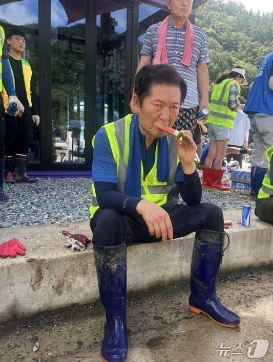 본문 이미지 - 정청래 더불어민주당 당대표 후보가 22일 전남 나주 수해 현장에서 봉사활동을 한 뒤 수박을 먹고 있다. (SNS 갈무리) ⓒ 뉴스1 