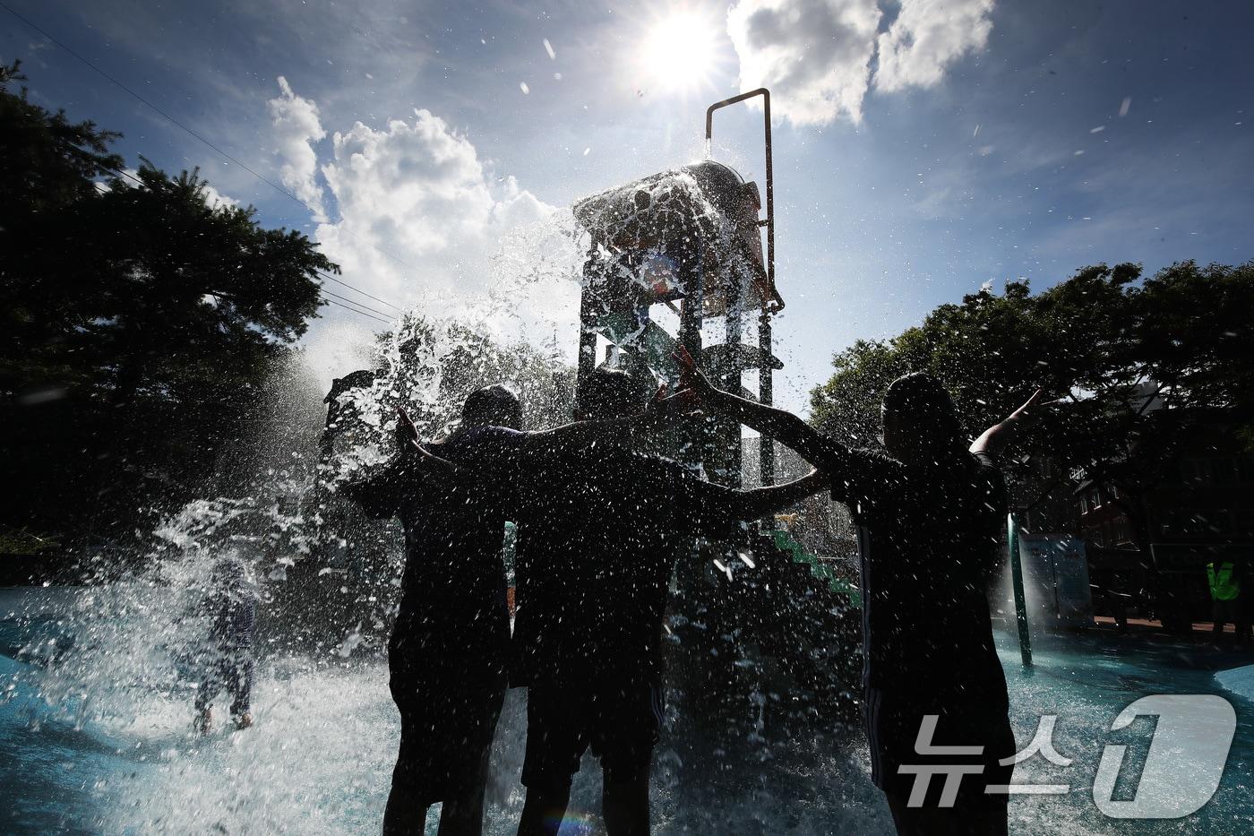 절기상 대서(大暑)인 22일 오후 대구 수성구 신매근린공원 물놀이장을 찾은 어린이들이 시원한 물줄기를 맞으며 찜통더위를 씻고 있다. 2025.7.22/뉴스1 ⓒ News1 공정식 기자