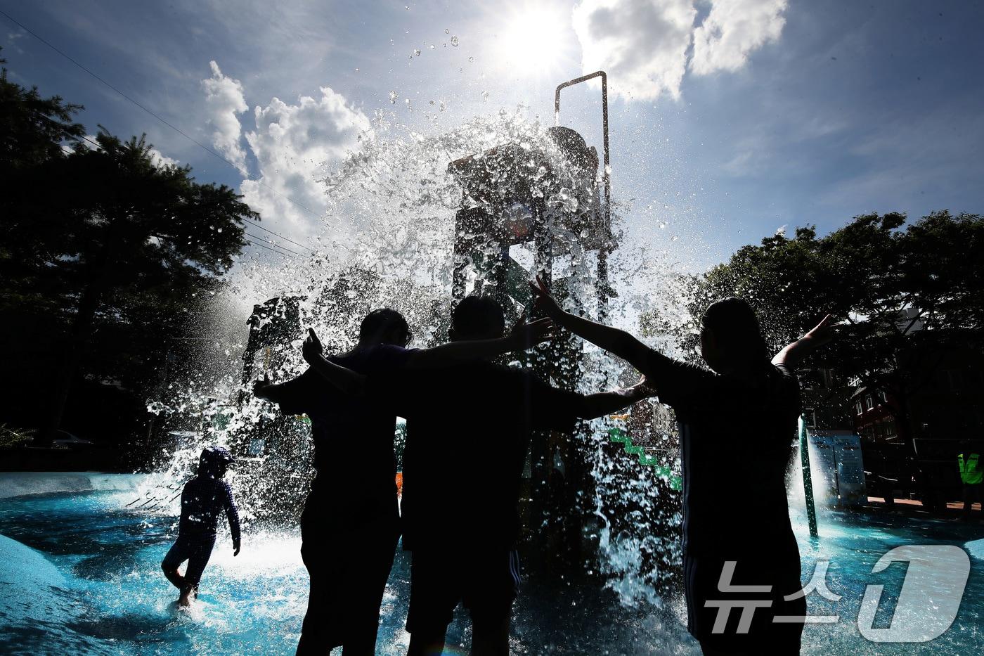 대서(大暑)인 22일 대구 수성구 신매근린공원 물놀이장을 찾은 어린이들이 시원한 물줄기를 맞으며 찜통더위를 날리고 있다. 2025.7.22/뉴스1 ⓒ News1 공정식 기자