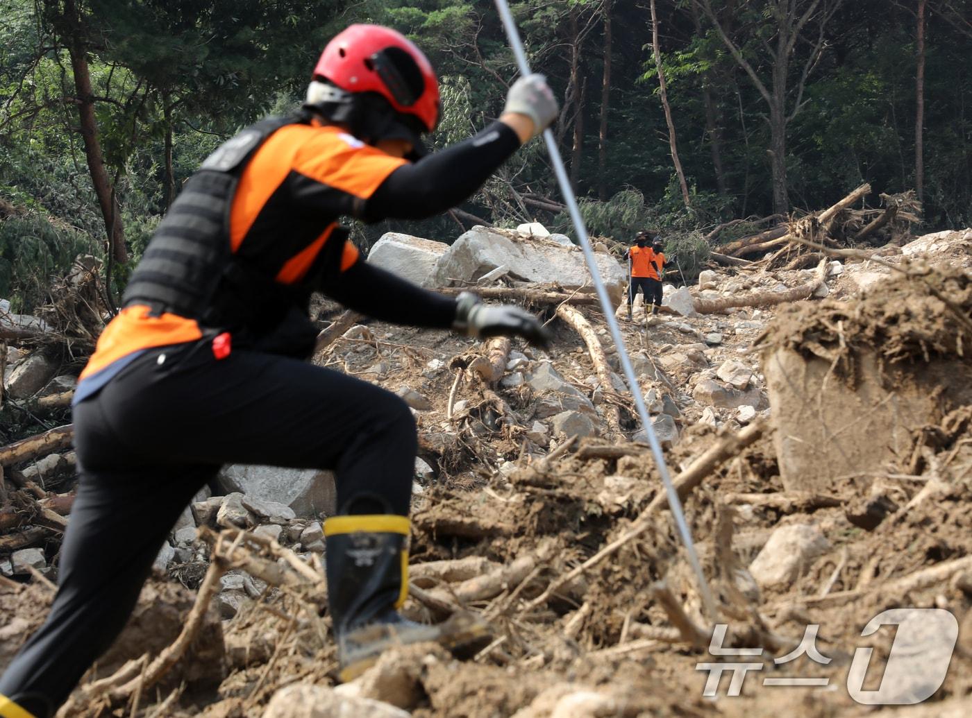 본문 이미지 - 22일 폭우와 산사태 피해를 입은 경남 산청군 신안면 외송리 경호강휴게소 인근에서 실종자 수색작업이 이뤄지고 있다. 이 곳 인근 신안암에서는 80대 스님 1명이 연락이 끊겨 실종된 상태다. 2025.7.22/뉴스1 ⓒ News1 윤일지 기자