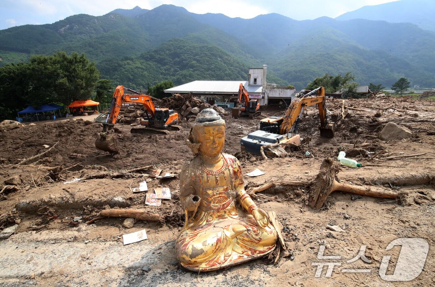 22일 폭우와 산사태 피해를 입은 경남 산청군 신안면 외송리 경호강휴게소 인근에서 실종자 수색작업이 이뤄지고 있는 가운데 불상이 놓여 있다. 이 곳 인근 신안암에서는 80대 스님 1명이 연락이 끊겨 실종된 상태다. 2025.7.22/뉴스1 ⓒ News1 윤일지 기자