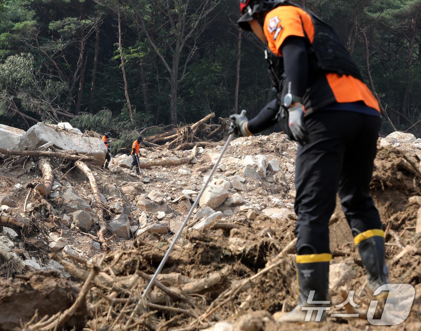 본문 이미지 - 22일 폭우와 산사태 피해를 입은 경남 산청군 신안면 외송리 경호강휴게소 인근에서 실종자 수색작업이 이뤄지고 있다. 이 곳 인근 신안암에서는 80대 스님 1명이 연락이 끊겨 실종된 상태다. 2025.7.22/뉴스1 ⓒ News1 윤일지 기자