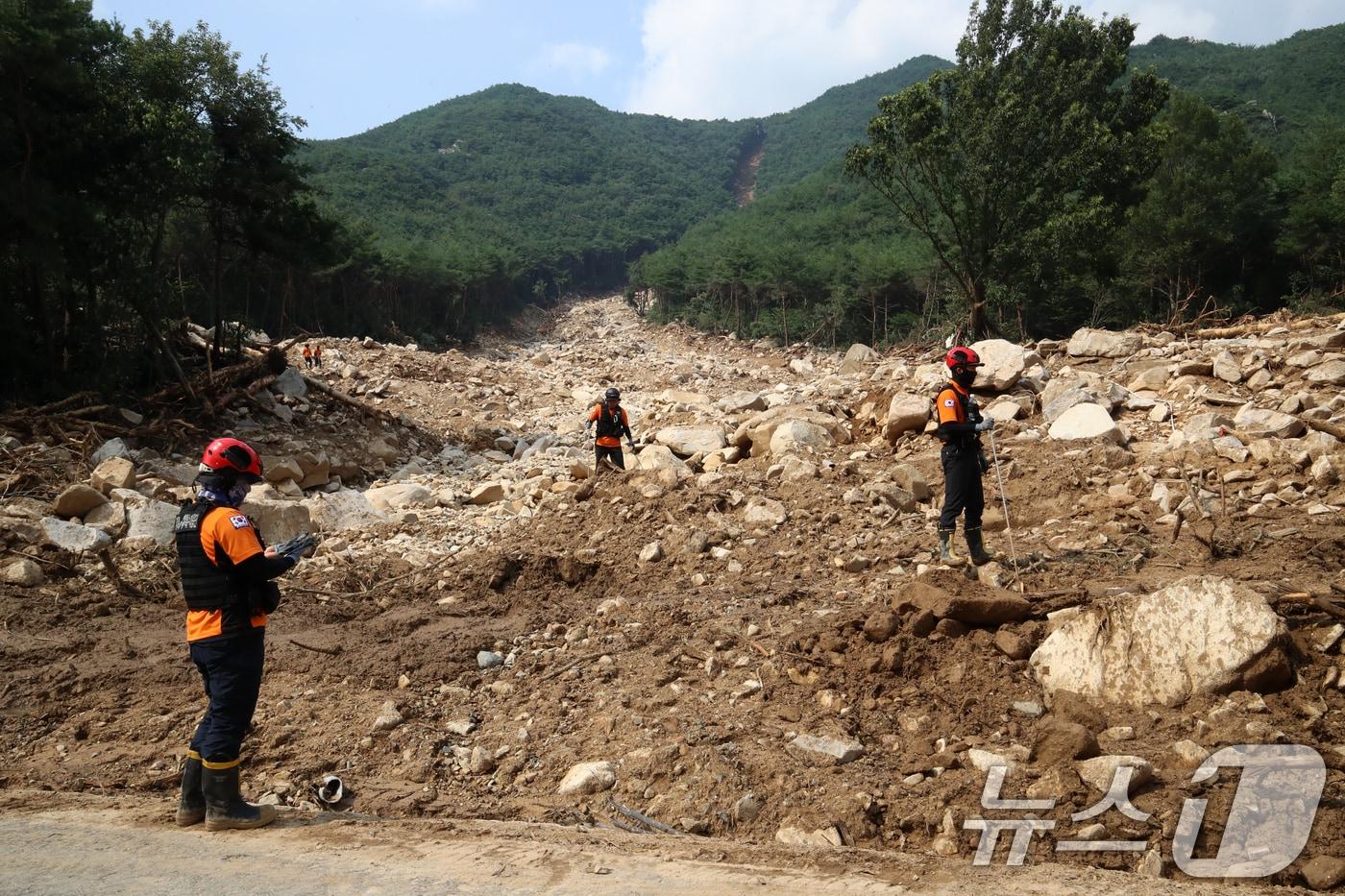 22일 폭우와 산사태 피해를 입은 경남 산청군 신안면 외송리 경호강휴게소 인근에서 실종자 수색작업이 이뤄지고 있다. 2025.7.22/뉴스1 ⓒ News1 윤일지 기자