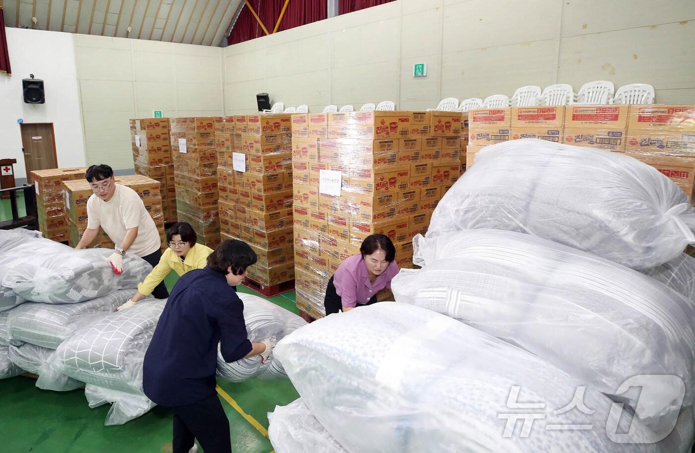 사진은  광주 북구청 직원들이 매곡동 대한적십자사 광주전남 지사 체육관에서 후원 물품 분류하는 모습 &#40;광주 북구 제공&#41;