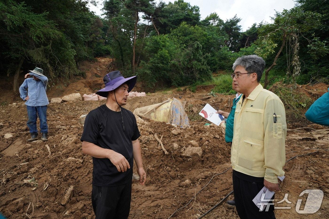  임상섭 산림청장이 22일 집중호우로 산사태 피해를 본 예산군 피해지 상황을 점검하고 있다. (산림청 제공.재판매 및 DB금지)/뉴스1