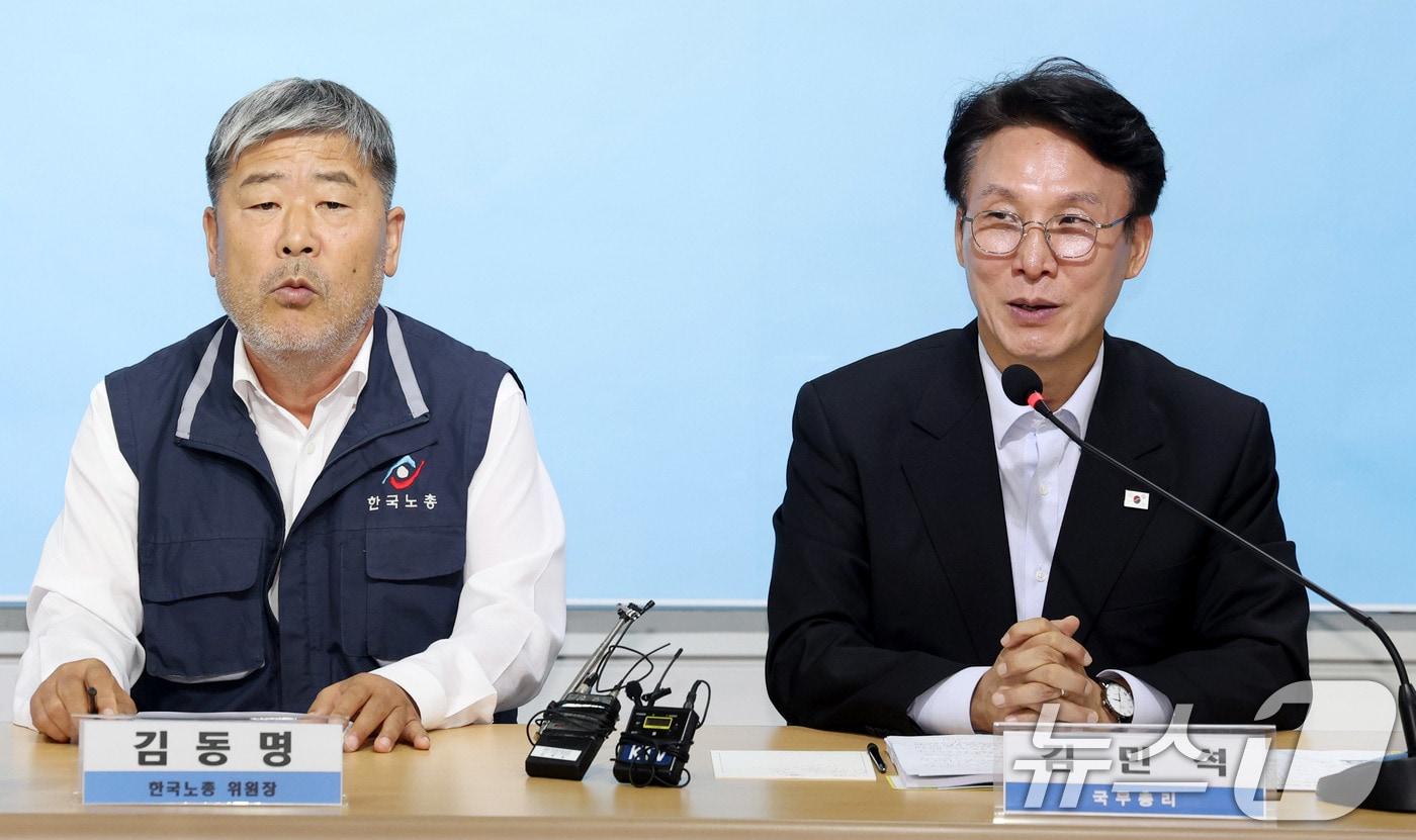 김민석 국무총리가 22일 오후 서울 영등포구 여의도 한국노동조합총연맹에서 열린 간담회에서 인사말을 하고 있다. 왼쪽 김동명 한국노총 위원장. 2025.7.22/뉴스1 ⓒ News1 청사사진기자단