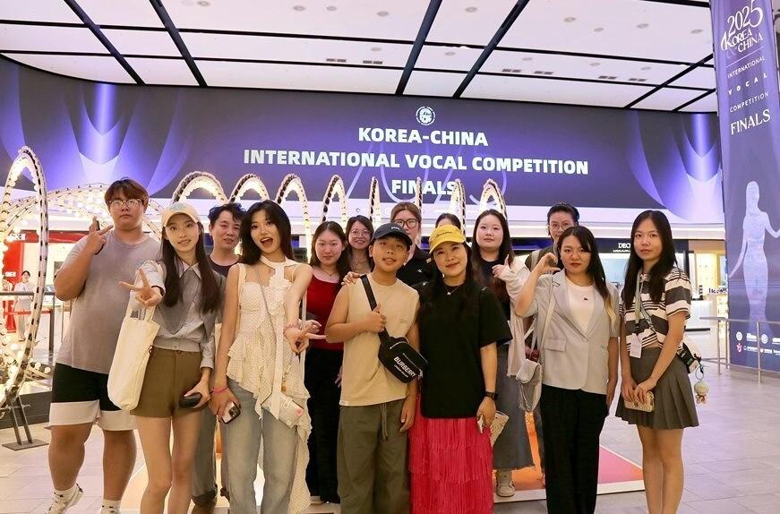 본문 이미지 - 지난 18일 한중국제성악콩쿠르 및 중국 MBA과정 연수단 등 약 2500명 규모의 단체가 신세계면세점 명동점을 방문했다. (신세계면세점 제공)