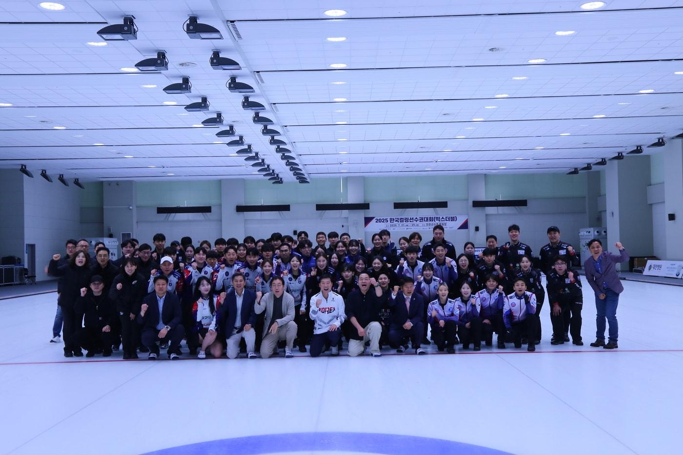대한컬링연맹은 지난 21일 국가대표 진천선수촌 컬링장에서 진행된 2025 한국컬링선수권대회(믹스더블) 개막식이 성공적으로 개최됐다고 22일 밝혔다.(대한컬링연맹 제공)