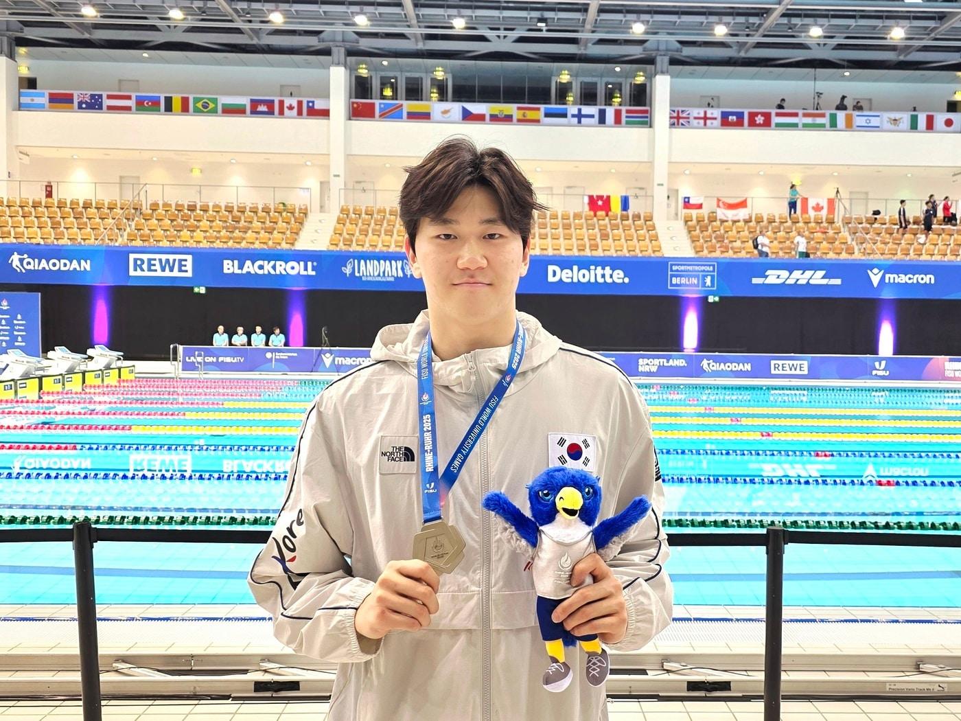 본문 이미지 - 남자 배영 50m에서 은메달을 따낸 윤지환(대한수영연맹 제공) 
