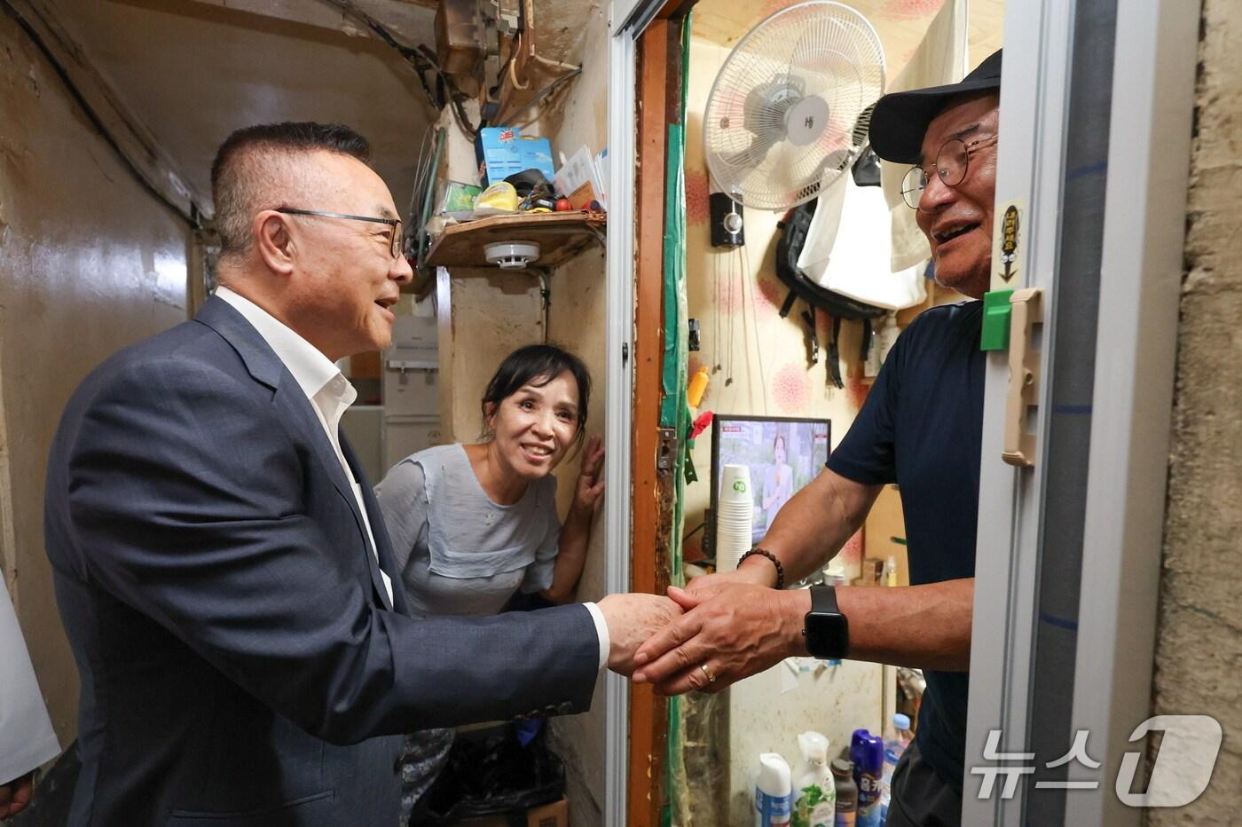 황주호 한수원 사장이 22일 서울 방사선보건원 인근 중림동 쪽방촌을 찾아 '기후약자 안심 키트'를 전달하고 있다. (한수원 제공) /2025.7.22/