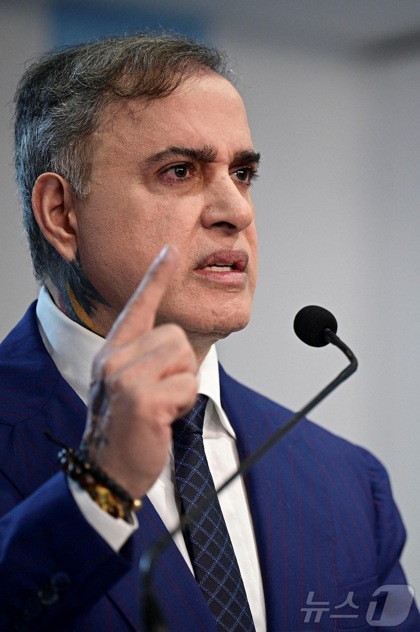 본문 이미지 - 타렉 사브 베네수엘라 법무장관이 지난 1월 베네수엘라 카라카스에서 기자회견을 하고 있다. 2025.1.13 ⓒ 로이터=뉴스1 ⓒ News1 김경민 기자