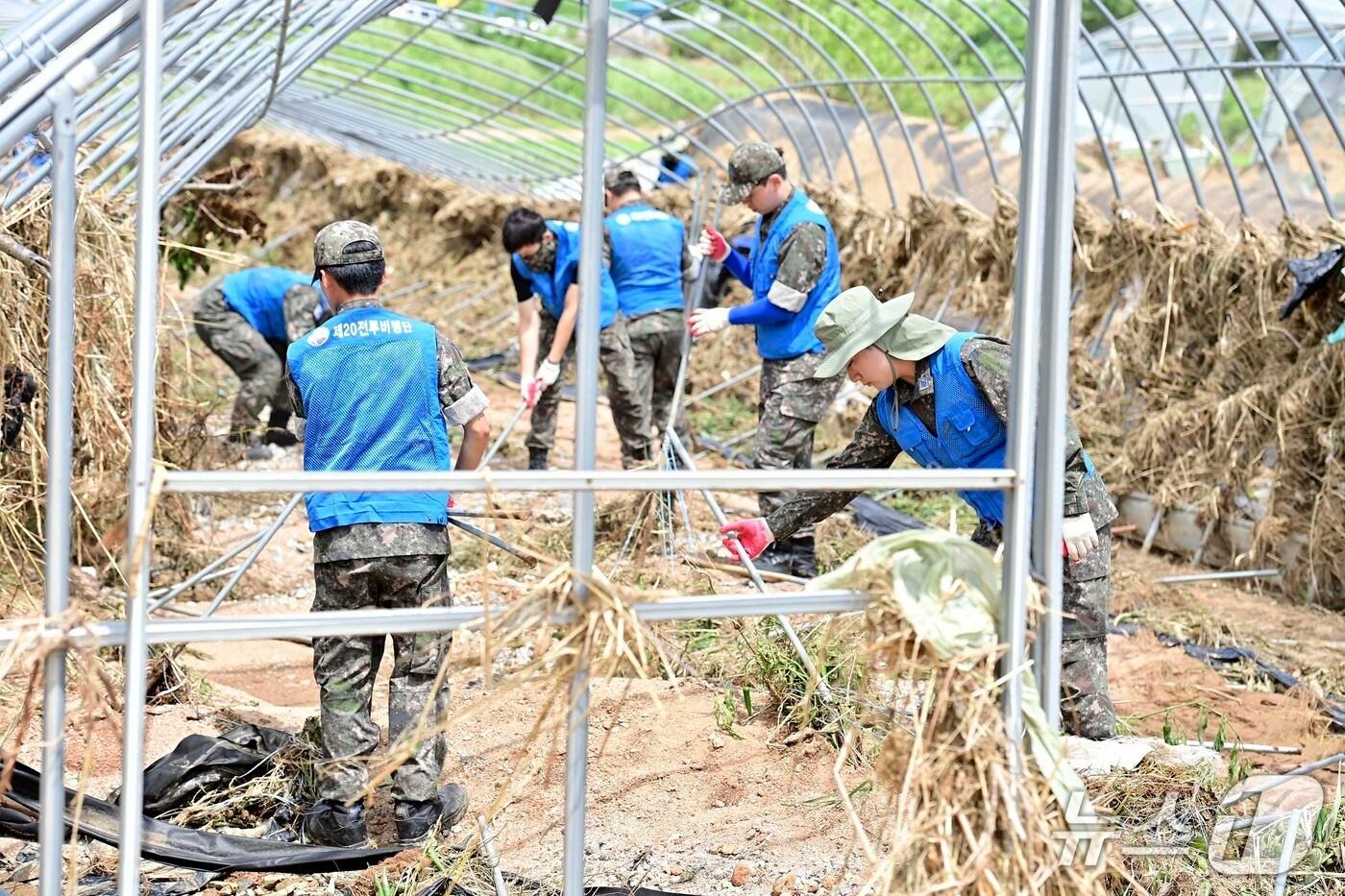 수해 피해 농가의 비닐하우스에서 대민 지원에 구슬땀을 흘리는 장병들 모습(20전비 제공. 재판매 및 DB금지)2025.7.22/뉴스1