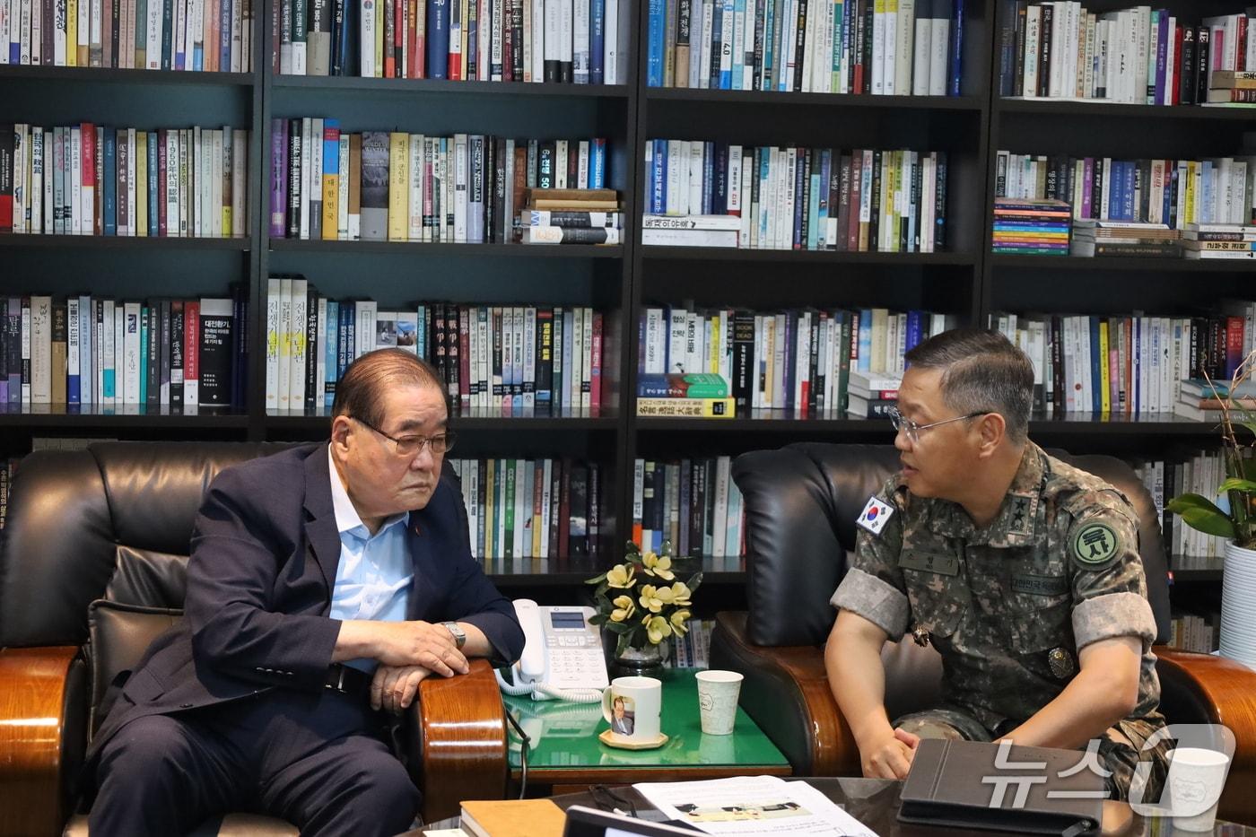 22일 이종찬 광복회장이 소형기 육사 교장과 대화하고 있다. &#40;광복회 제공&#41;