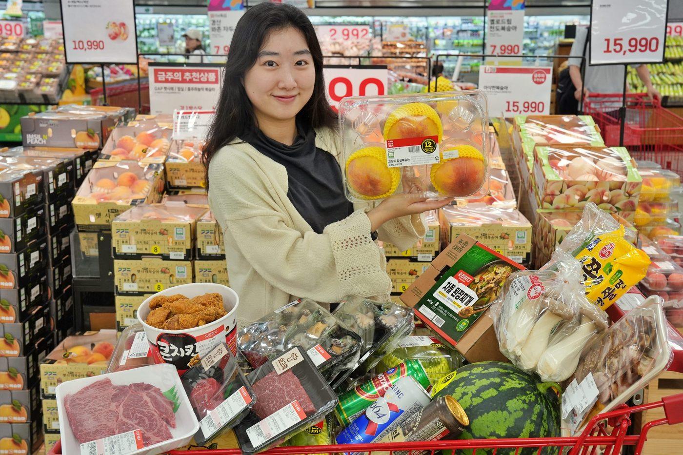 서울시 중구에 위치한 롯데마트 제타플렉스 서울역점에서 '떠나요 맛캉스' 행사 상품을 홍보하는 직원의 모습(롯데마트 제공)