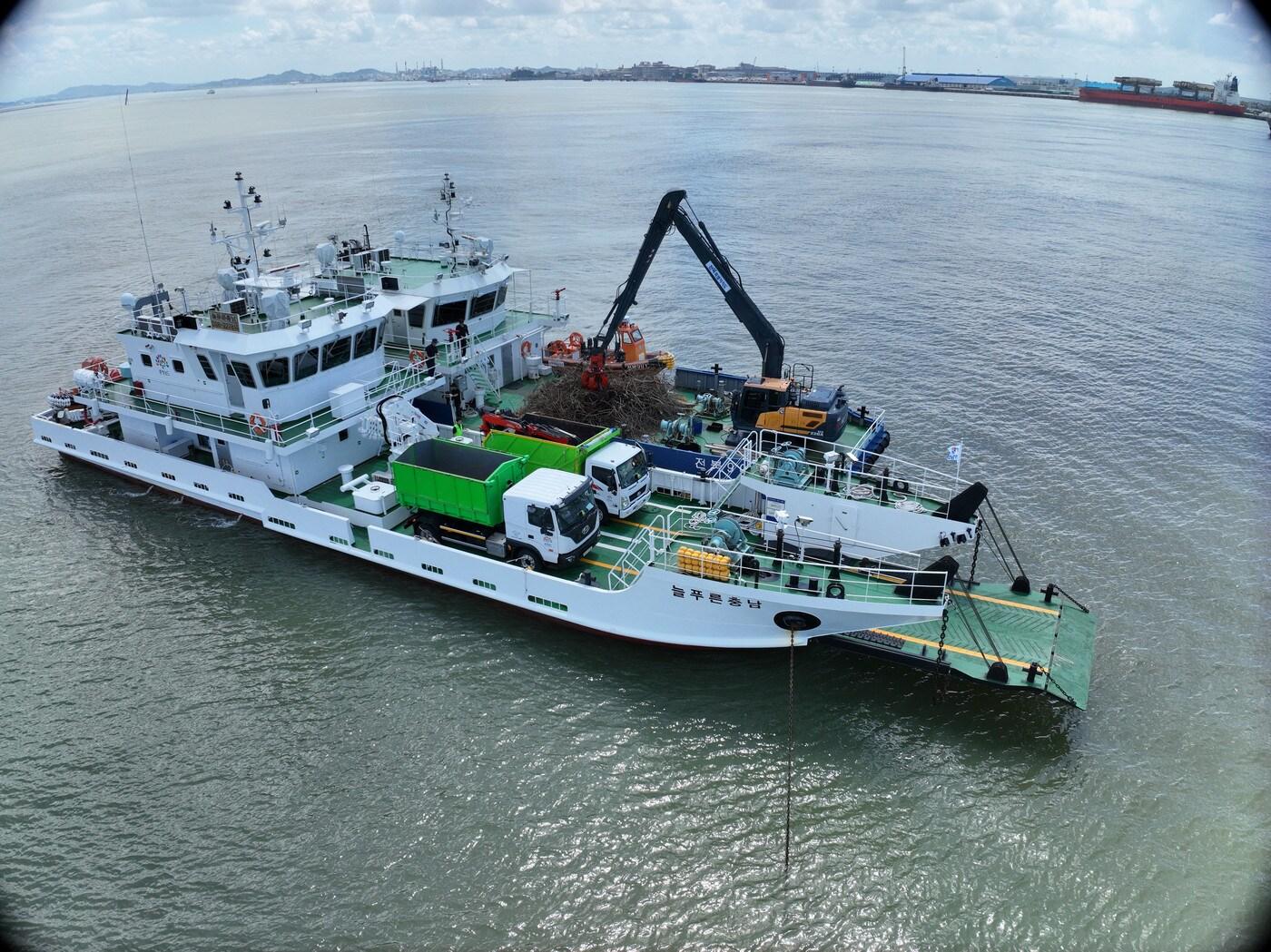 본문 이미지 - 서천 유부도 및 군산 개야도 해상에서 부유 해상쓰레기를 수거하는 모습.(충남도 제공. 재판매 및 DB금지)/뉴스1 