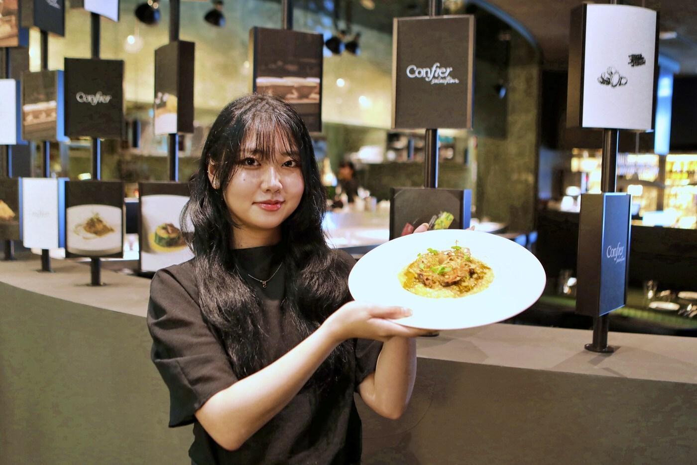 잠실 롯데월드몰 6층 콘피에르 셀렉션에서 음식을 들고 있는 모델의 모습.(롯데백화점 제공)