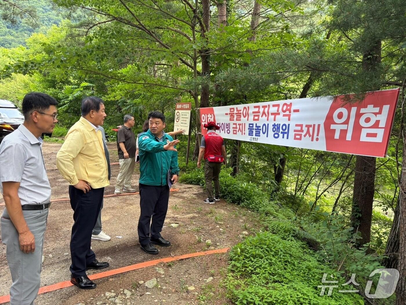 본문 이미지 - 심재국 강원 평창군수가 22일 본격적인 여름 휴가철을 맞아 흥정계곡에서 안전점검에 나섰다. (평창군 제공. 재판매 및 DB금지) 2025.7.22/뉴스1