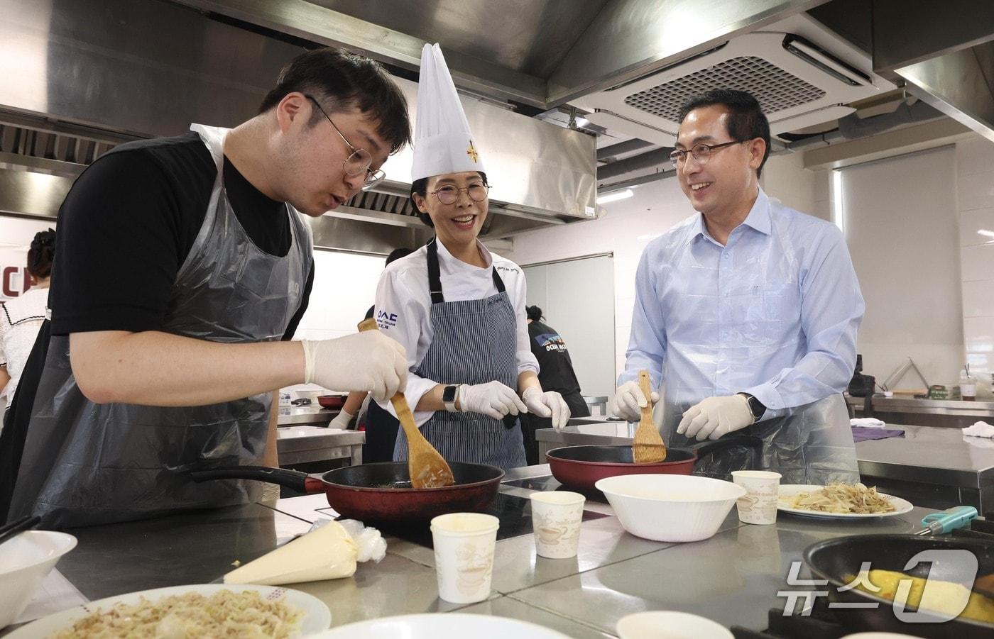 박희조 동구청장이 요리 체험 프로그램 ‘뚝딱밥상’에 참여하고 있다.(동구 제공. 재판매 및 DB금지)/뉴스1