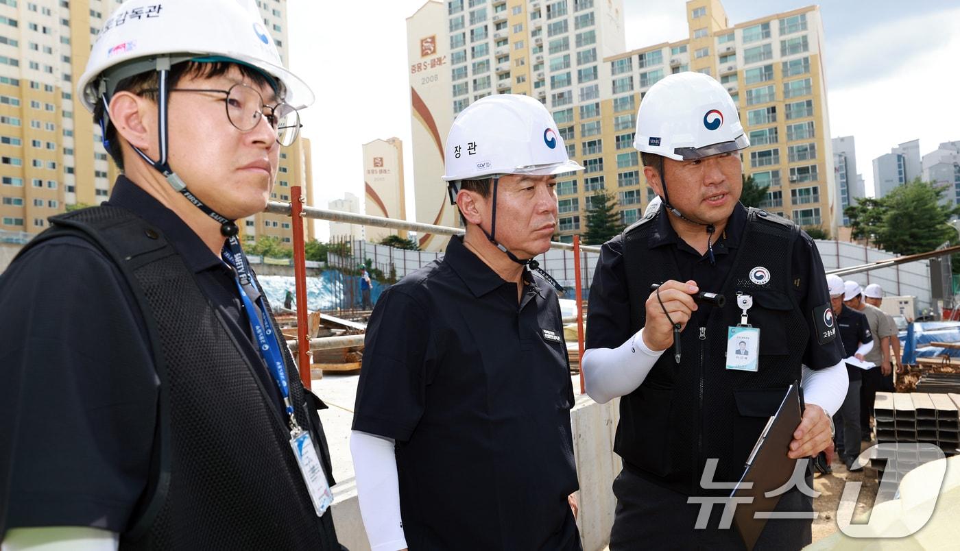김영훈 고용노동부 장관이 지난 7월 경기 남양주시에 있는 건설공사 현장을 사전 예고 없이 전격 방문해 건설 노동자들의 안전 실태를 불시 점검하고 있다. (고용노동부 제공. 재판매 및 DB 금지) 2025.7.22/뉴스1 ⓒ News1 이연주 기자