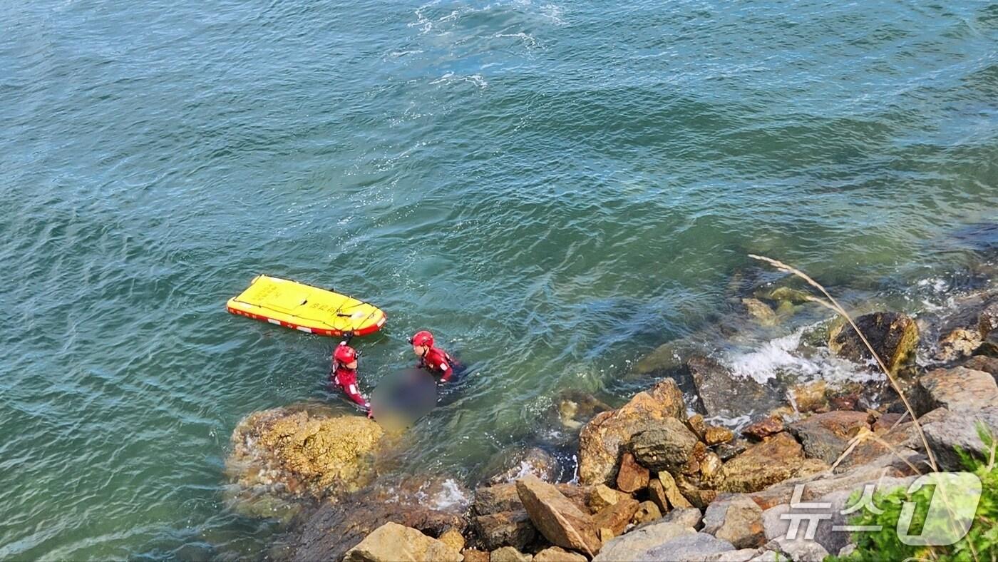 태안해경이 신진항 인근 해안가에서 실종자를 발견해 구조하고 있는 모습(태안해경 제공. 재판매 및 DB금지)2025.7.22/뉴스1