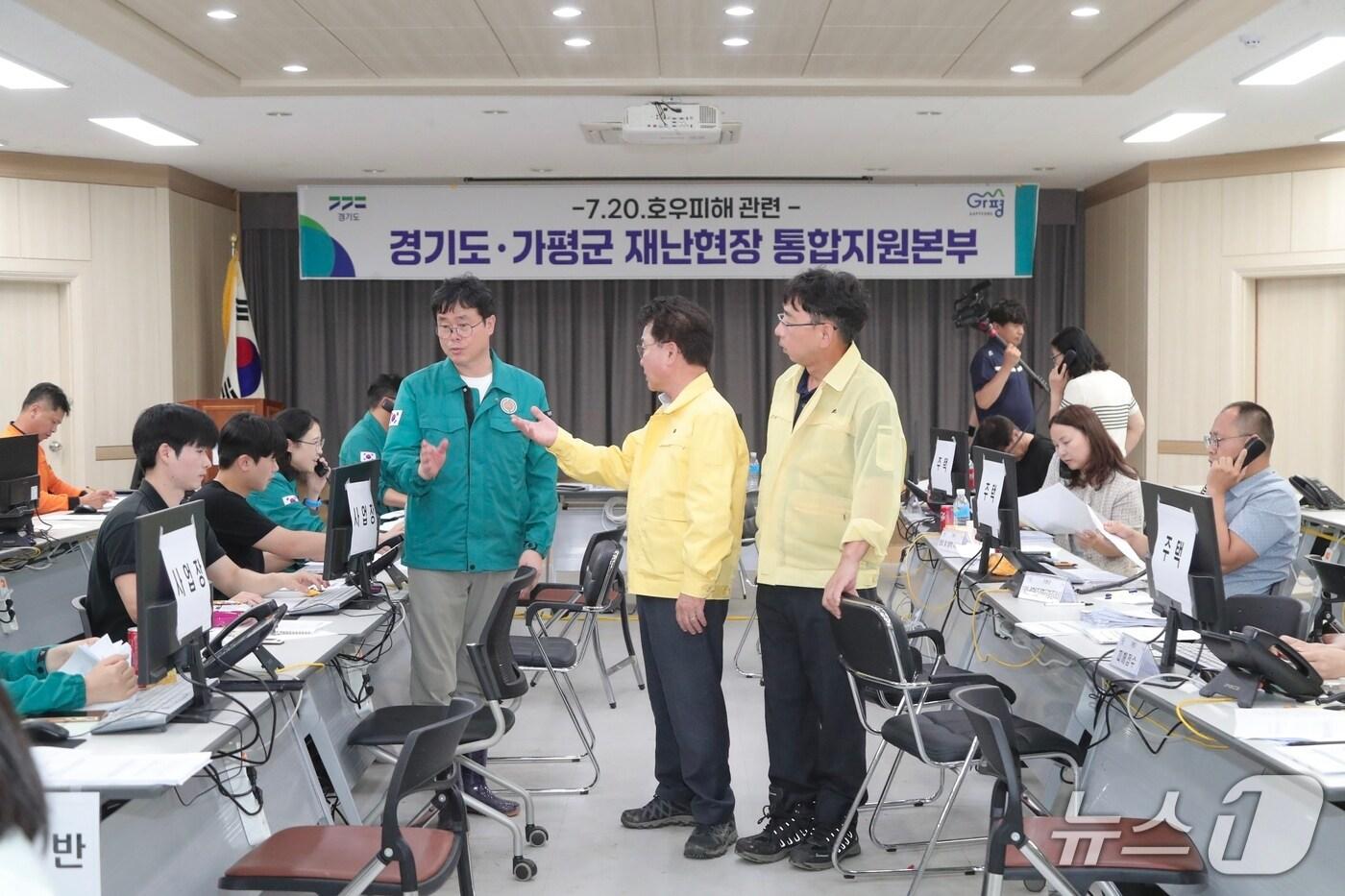 육동한 춘천시장이  22일 가평 조종면 행정복지센터 종합상황실을 찾아 생필품을 전달했다.(춘천시 제공, 재판매 및 DB금지)