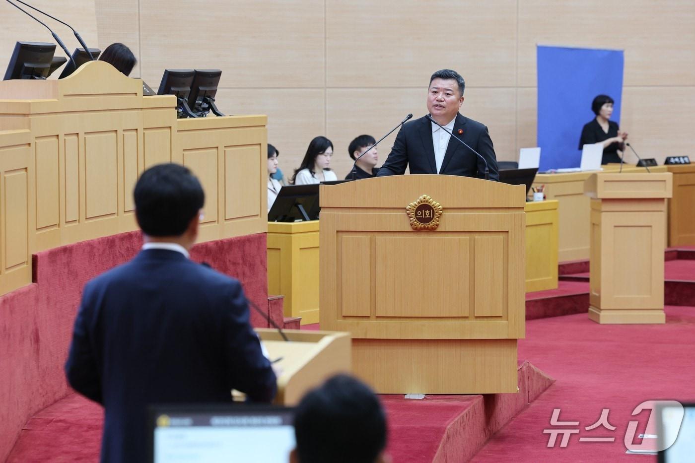 정영균 전남도의원이  김영록 전남도지사를 상대로 도정질문을 하고 있다.&#40;전남도의회 제공, 재판매 및 DB 금지&#41;/뉴스1