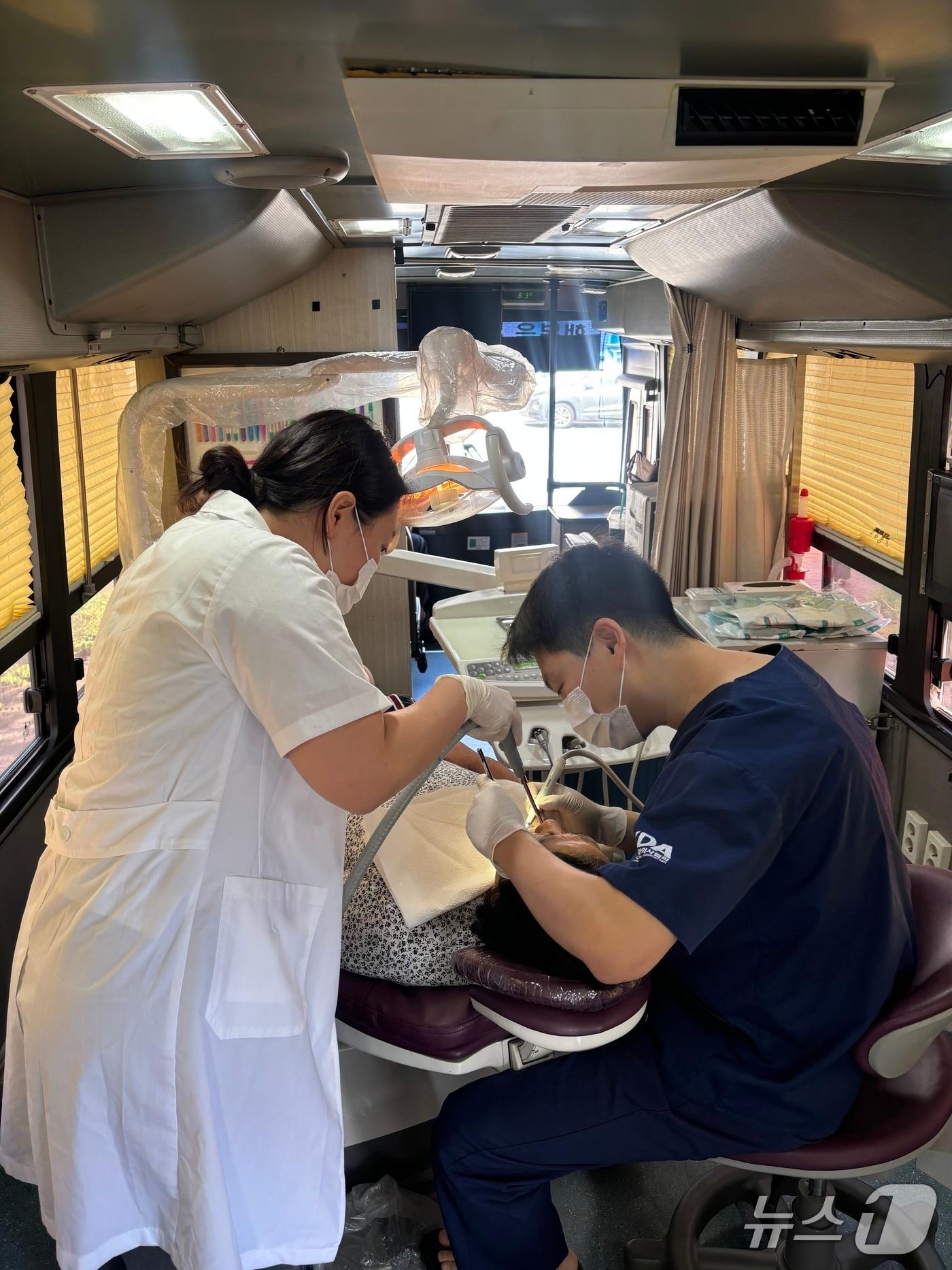 본문 이미지 - 전북 임실군이 관촌면을 시작으로 두 달간 무료 치과 이동 진료를 운영한다.(임실군제공. 재판매 및 DB금지)2025.7.22/뉴스1