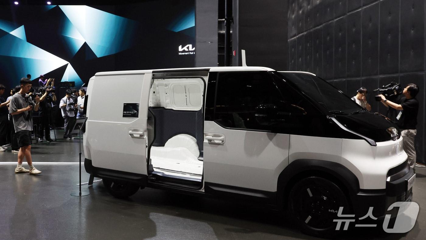 22일 경기도 광명시 AK플라자에서 열린 '더 기아 PV5 테크 데이'에서 취재진이 PV5의 상품성과 기술 혁신 등을 살펴보고 있다.  2025.7.22/뉴스1 ⓒNews1 김명섭 기자