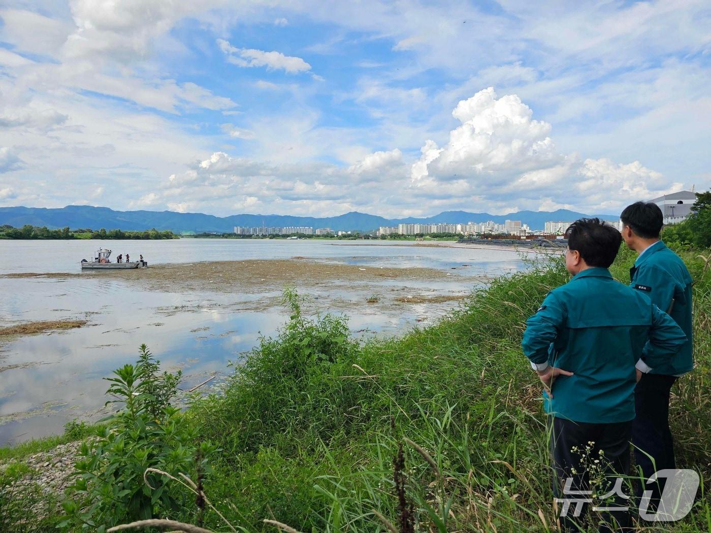 본문 이미지 - 의암호 부유 쓰레기 대응 나선 육동한 춘천시장.(춘천시 제공, 재판매 및 DB금지)