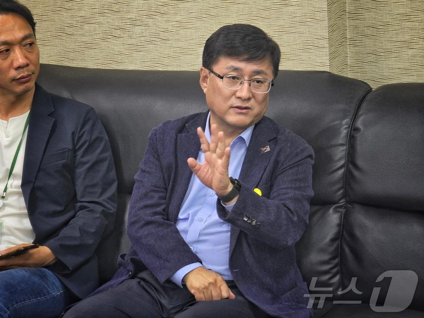 본문 이미지 - 김성환 신임 환경부 장관이 22일 오후 정부세종청사 기자실에서 기자들에게 취임 소회와 이재명 정부 환경 정책에 대해 소개하고 있다. 2025.7.22/뉴스1 ⓒ News1 황덕현 기후환경전문기자