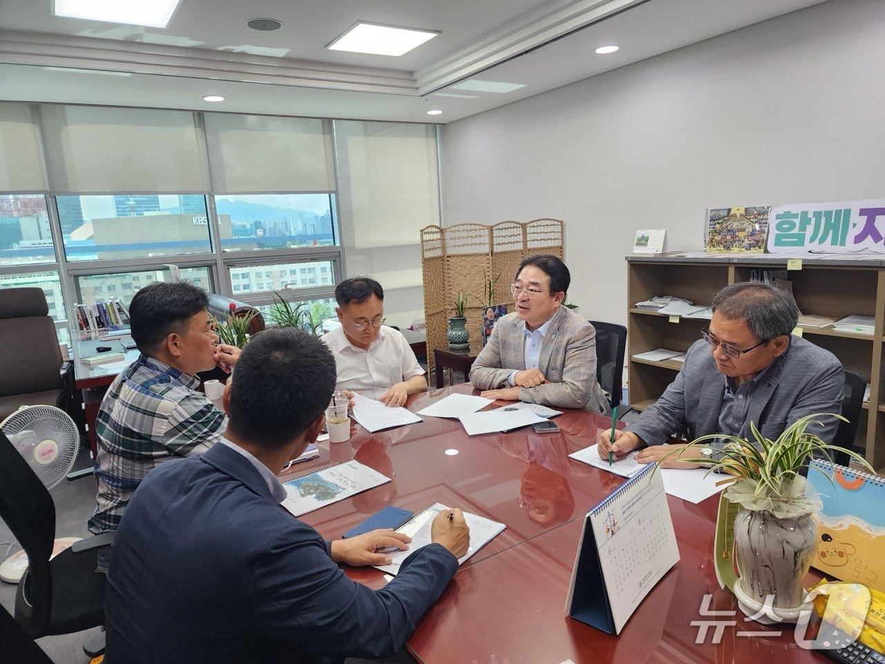 본문 이미지 - 22일 황규철 옥천군수가  국회 이광희 의원실을 방문해 지역 현안사업을 설명하고 지원을 요청하고 있다. &#40;옥천군 제공, 재판매 및 DB금지&#41; /뉴스1
