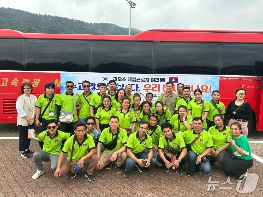 본문 이미지 - 라오스에서 온 곡성군 공공형 계절근로자들이 기념사진을 찍고있다, 기사와는 무관(곡성군 제공) 